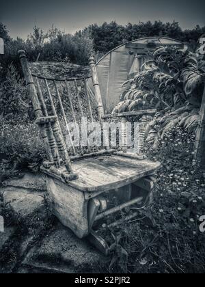 Alte garten Schaukelstuhl Stockfoto