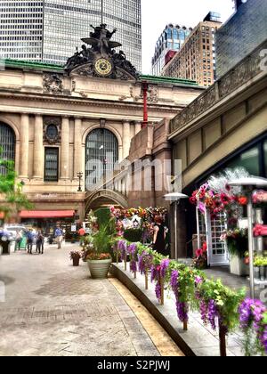 Die Pershing Square Plaza gegenüber vom Grand Central Terminal an der 42nd St. an Park Ave., New York City, USA Stockfoto