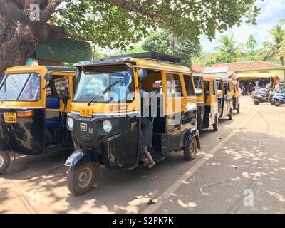 Rikscha Fahrer für Kunden an einem heissen Sommertag in Südindien warten Stockfoto