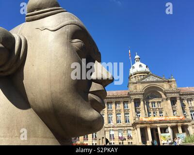 Nahaufnahme von Sphinx Statue vorne am Victoria Square, Birmingham City Centre mit der Birmingham City Council Haus im Hintergrund. Stockfoto