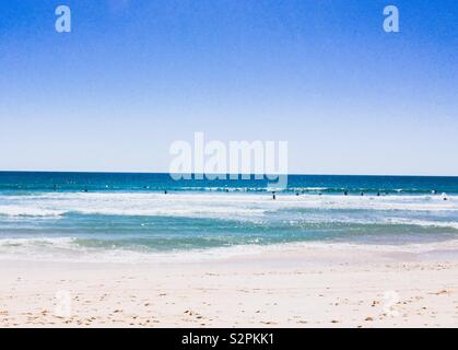 Surfer im Wasser, BARRINHAS, Ilha de Faro (Faro) Portugal, Stockfoto