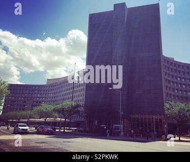 Die Robert C. Weaver Federal Building, Sitz der Vereinigten Staaten Ministerium für Wohnungsbau und Stadtentwicklung (HUD) in 1968 abgeschlossen, die Brutalist architektonischen Stil zeigt. Stockfoto