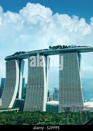 Marina Bay Sands Hotel in Singapur von Gärten durch die Bucht Stockfoto