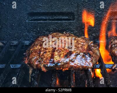Frische und köstliche heiße Flamme gegrillte Beef Burger auf den Grill. Stockfoto