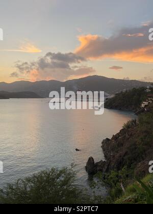 Ein Schiff verlässt den Hafen von Charlotte Amalie auf der Insel St. Thomas in den U.S. Virgin Islands bei Sonnenuntergang. Stockfoto