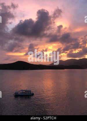 Die Sonne über dem Hafen von Charlotte Amalie auf der Insel St. Thomas in den U.S. Virgin Islands. Stockfoto