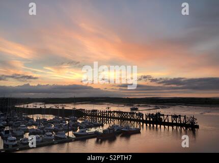 Nach dem Blick auf den Sonnenuntergang über dem alten Bootsanleger und schlendern Sie Marina Stockfoto