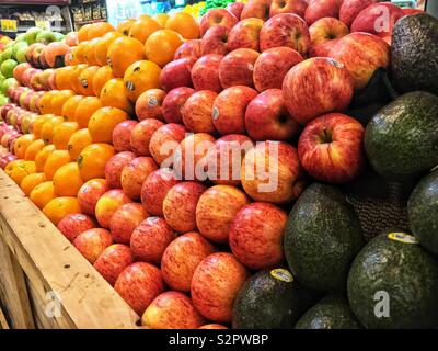 Frisches Obst, Äpfel, Avocados, Orangen, in geordneten Stapel und auf dem lokalen Markt produzieren gestapelt. Stockfoto