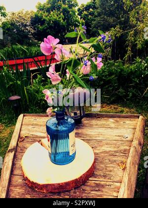 Vase von Wildblumen in Englischer Country Garden Stockfoto