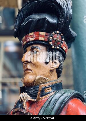 London, UK, 16. Juni 2019: Das imposante Highlander steht außerhalb der Davy Segar und Schnupftabak Salon in Covent Garden. Stockfoto