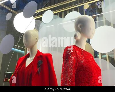 Zwei Puppen in einem Schaufenster. Madrid, Spanien. Stockfoto