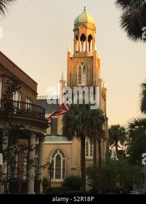 Sonnenlicht beleuchtet Mickve Israel Tempel in Savannah, Georgia. Stockfoto