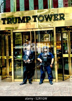 Trump Tower Guard und Pförtner am Haupteingang Stockfoto