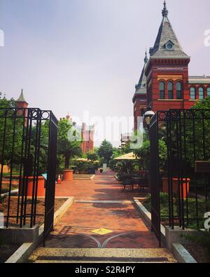Enid ein Haupt Garten und Kunst und Industrie Gebäude (rechts), Smithsonian Institution, Washington, D.C., USA Stockfoto