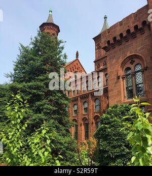 Die Smithsonian Institution Building, im Volksmund als "das Schloss", aus der Enid A. Haupt Garten, Washington, D.C., USA bekannt Stockfoto