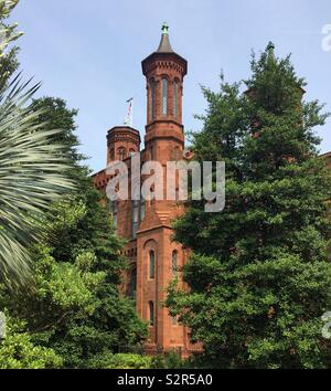 Die Smithsonian Institution Building, im Volksmund als "das Schloss", aus der Enid A. Haupt Garten, Washington, D.C., USA bekannt Stockfoto