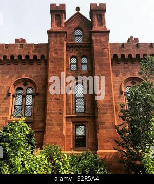 Die Smithsonian Institution Building, im Volksmund als "das Schloss", aus der Enid A. Haupt Garten, Washington, D.C., USA bekannt Stockfoto