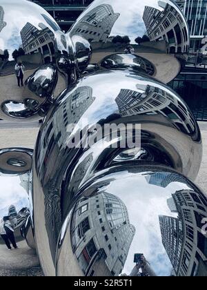 London, UK, 15. Juni 2019: Der Knoten, eine Skulptur von Richard Hudson (2018) in poliertem Stahl gespiegelt. Canary Wharf. Stockfoto