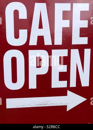 Café sign-weißen Großbuchstaben auf Rot, gemalten Hintergrund mit Pfeil nach rechts Stockfoto