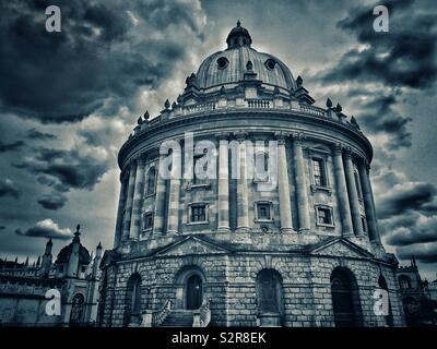 Ein stimmungsvolles Bild des Radcliffe Camera Gebäude im Zentrum von Oxford, England. Dieses Gebäude ist als Präsenzbibliothek genutzt und ist ein integraler Bestandteil der Universität Oxford. © CH. Stockfoto