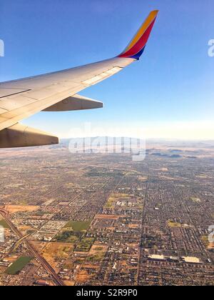 Southwest Airlines Flug fliegen über Phoenix, AZ im Sommer Stockfoto