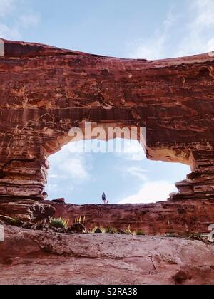 Frau und Hund im Jeep Arch in der Nähe von Moab. Stockfoto