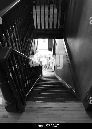 Hand geschnitzten Holz Treppe an einem historischen Homestead Gebäude am historischen Fell Trading Post und interpretierende Museum am Fort Edmonton Park in Edmonton, Alberta, Kanada Stockfoto