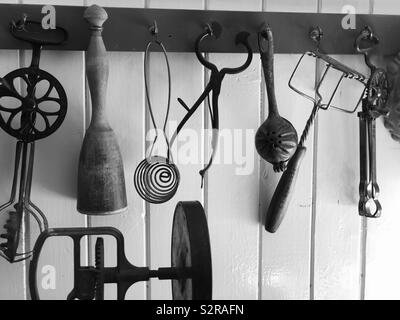 Antike Küche, Instrumente und Innenraum home Anzeige an der historischen Fell Trading Post und interpretierende Museum am Fort Edmonton Park in Edmonton, Alberta, Kanada Stockfoto