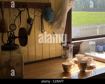 Vintage Küche und Innenausbau home Anzeige an der historischen Fell Trading Post und interpretierende Museum am Fort Edmonton Park in Edmonton, Alberta, Kanada Stockfoto