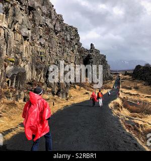 Touristen wandern in Rift Valley zwischen Amerikanischen und eurasischen Kontinentalplatten in, Þingvellir, Island Stockfoto