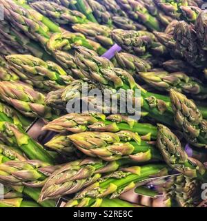 Viele frische und köstliche Lecker reif Grüne Spargelspitzen. Stockfoto