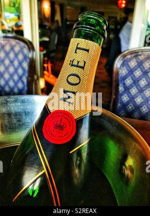 Moët et Chandon Champagne Flasche in einem Eiskübel Stockfoto