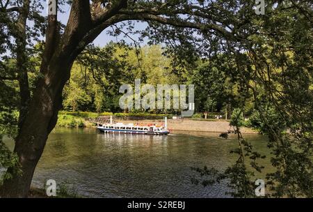 Wassertaxi über den Fluss Taff in Cardiff herauf Leute an Bute Park in Cardiff City Centre. Die Fähre bringt Passagiere von und nach Cardiff Bay. Stockfoto