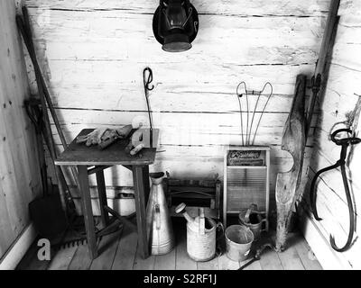 Vintage landwirtschaftliche Werkzeuge und Homestead Anzeige an der historischen Fell Trading Post und interpretierende Museum am Fort Edmonton Park in Edmonton, Alberta, Kanada Stockfoto