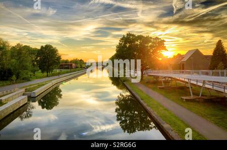 Farbenfroh und dramatischen Sonnenuntergang über den Kanal im Wasser spiegelt Stockfoto