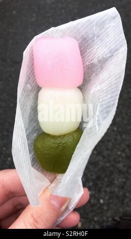 Botchan Dango, einem Japanischen süße Knödel aus Reismehl und serviert auf einem Spieß. Stockfoto