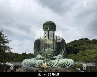 Großen Buddha in Kamakura, Japan, August 2016. Aus Bronze, gegossen im Jahre 1252 gemacht, die Statue war einmal geschützt, sondern hat in der offenen Luft seit dem 1500. Es ist die zweitgrößte in Japan. Stockfoto