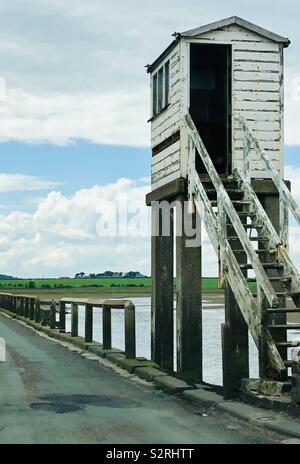Der hölzerne Schutzhütte für Menschen, die von den Gezeiten auf der heiligen Insel causeway Litze Stockfoto