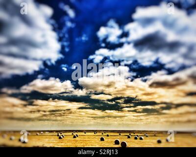 Runde Heuballen Shingle Street Suffolk England Stockfoto