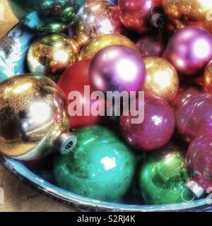 Bunter Weihnachtsbaum Ornamente in eine blaue Schale Stockfoto