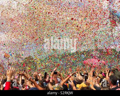 Konfetti/Ticker Tape, die vom Himmel fallen während der erstaunliche Satz durch Jahre und Jahre auf die Pyramide, Glastonbury Festival 2019 Stockfoto