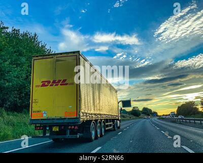 DHL LKW LKW auf Autobahn M62 in Leeds Stockfoto