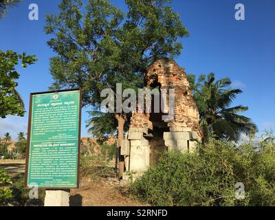 Antike Ruinen in Hampi, Indien, an einem Sommermorgen Stockfoto