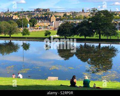 Blick auf Edinburgh und Edinburgh Castle von inverleith Park, Schottland Stockfoto