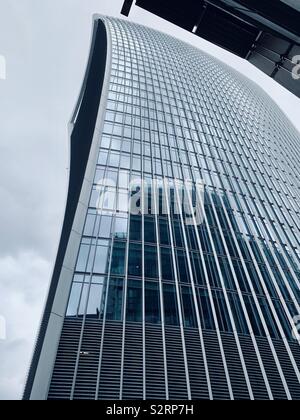 London, Großbritannien - 6. Juli 2019: Die Suche nach 20 Fenchurch Street. Anders als die Walkie talkie oder scorchie Wolkenkratzer, Stadt London bekannt. Stockfoto