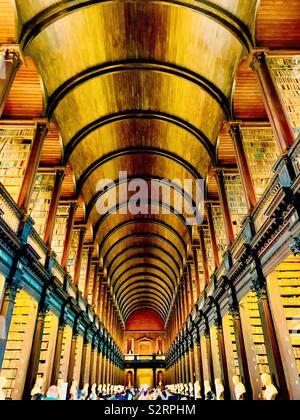 Die langen Raum in der alten Bibliothek des Trinity College in Dublin. Stockfoto