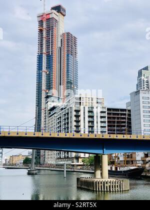 London, Großbritannien - 6. Juli 2019: Ein weiteres Hochhaus Wolkenkratzer im Bau am Canary Wharf. Stockfoto