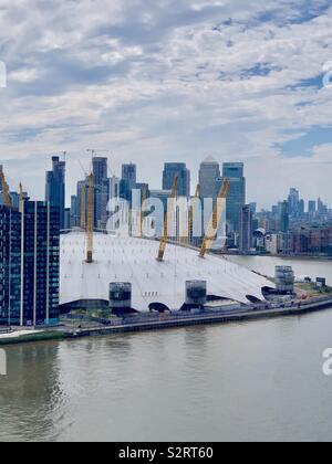Greenwich, Großbritannien - 5. Juli 2019: Arena 02 aus dem Emirates Air Line kabel Auto gesehen. Canary Wharf ist im Hintergrund sichtbar. Stockfoto