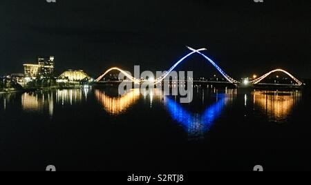 Matagarup Fußgängerbrücke über den Swan River in West Coast Eagles Farben Perth Western Australia beleuchtet. Stockfoto