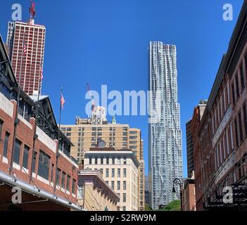 Blick auf New York von Gehry, bei 8 Spruce Street, der zuvor als Beekman Tower, Lower Manhattan, New York City bekannt Stockfoto